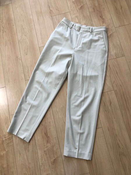 ユニクロ テーパードパンツ ベージュ Mサイズ