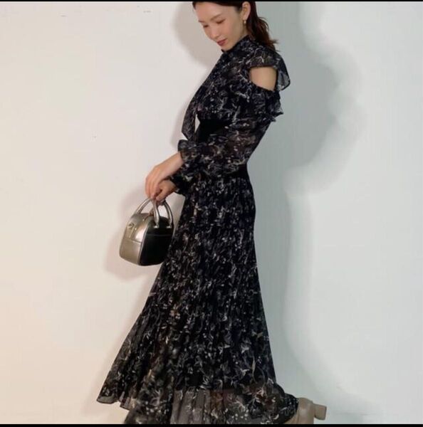 美品 SNIDEL ウエストリブフレアスリーブプリーツワンピース ルミネ限定色