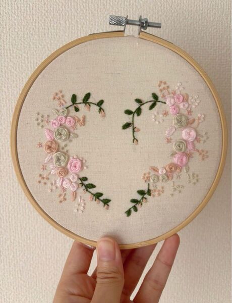 ハンドメイド 刺繍 ハート型刺繍 花 春 ひギフトにも 一点物 立体感 北欧風