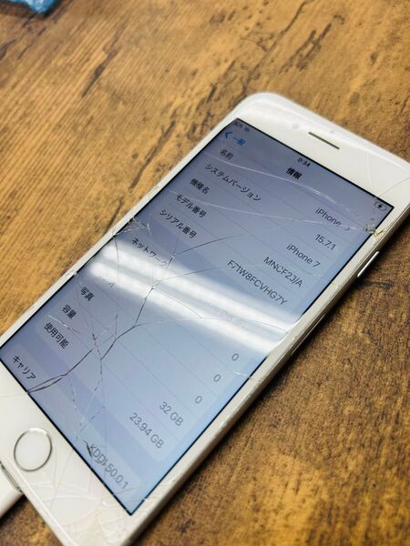 iPhone7 32GB au 画面割 ホワイトシルバーSIMフリー可 ネットワーク可