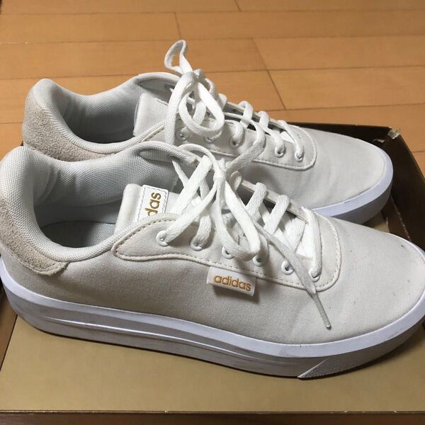 adidas スニーカー ホワイト