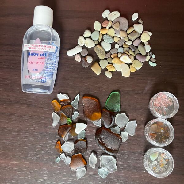 海で拾ったシーグラスと小石&ベビーオイル&ミニグラス(3種類・少々)