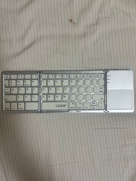 Bluetoothキーボード 折りたたみ ワイヤレス キーボード LESHP 軽量 薄型 タッチパッド (B033 シルバー)