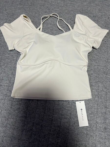 新品未使用《SUKALAスカーラ》カップ付オープンネックT:Lサイズ:ホワイト白:ホットヨガLAVA