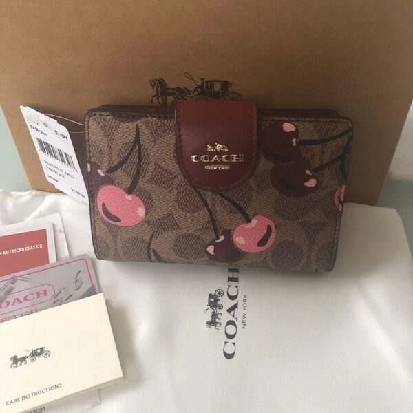 COACH コーチ 二つ折り財布 チェリー シグネチャー 新品 CZ342