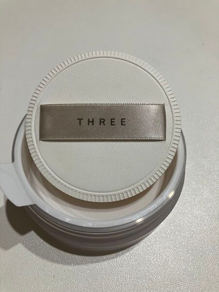 THREE アドバンスドエシリアルスムースオペレーター ルースパウダー パフ