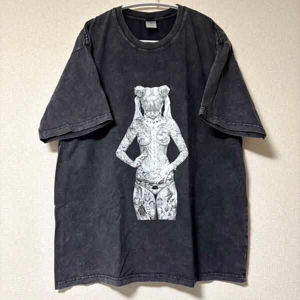 大友昇平「平成聖母(Heisei Mary)」プリントTシャツ