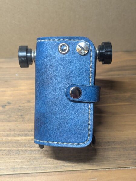 栃木レザー ネジカシメ式 キーケース 紺色手染め ハンドメイド
