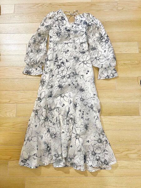 ナイスクラップ 花柄ロングワンピース 白黒 線画 フレア