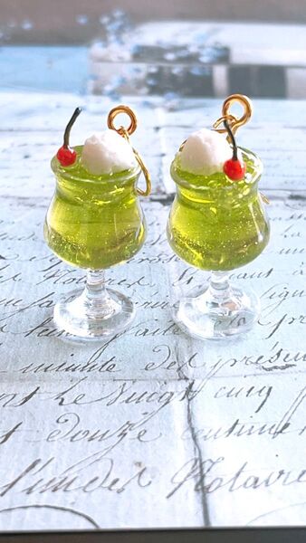 ハンドメイド ミニチュア クリームソーダピアス アレルギー対応(ニッケルフリー)