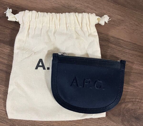 A.P.C. ハーフムーンポーチ ブラック ベロア