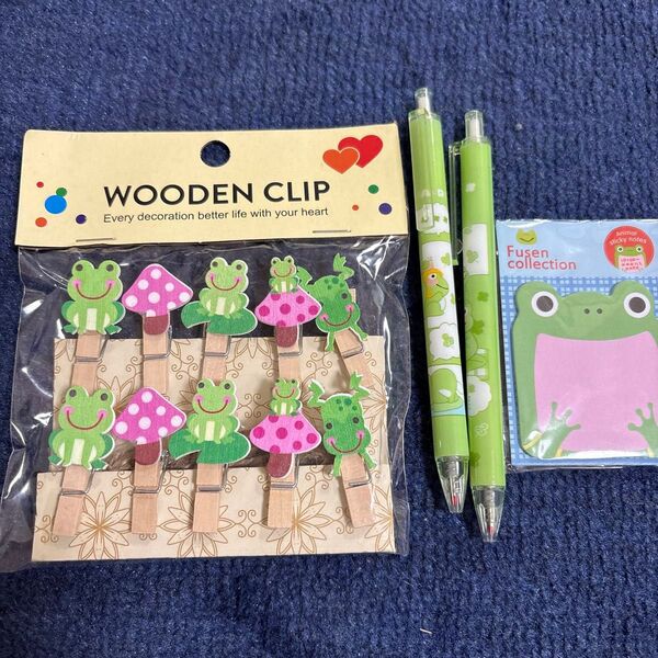 カエルさんとキノコの木製クリップ10個 カエルさんのボールペン2本 カエルさんな付箋セット
