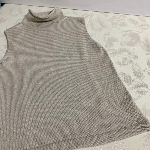 GAP ゴールドラメ入りタートルネック ノースリーブニット ベージュ