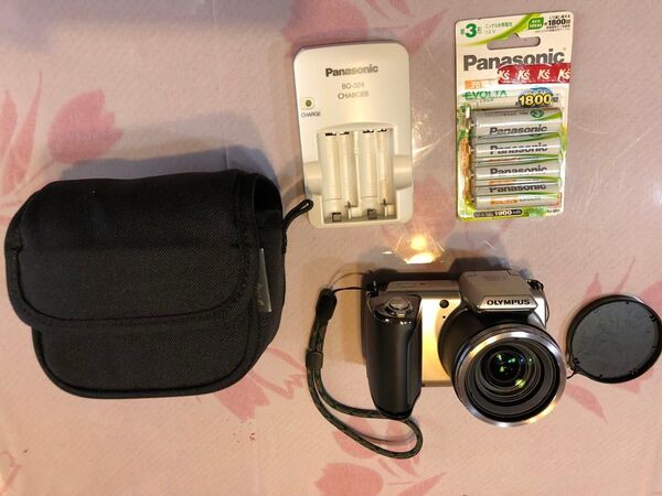 美品 OLYMPUS SP-620UZ パナソニックエボルタ未使用充電池 充電器、カメラケース付き 1600万画素