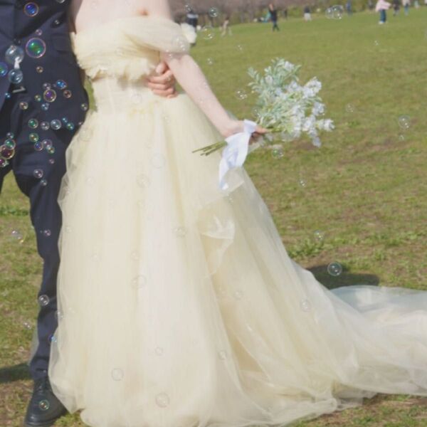 前撮りドレス カラードレス イエロードレス 黄色 結婚式 ウェディング オフショル チュール フリル 韓国風 パニエ付き 発表会