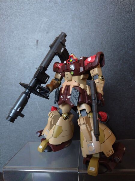 HGUC 1/144 ドムトローペンサンドブラウン 改修塗装済完成品 HG 1/144 ガンプラ完成品 ディスプレイベース2個付き