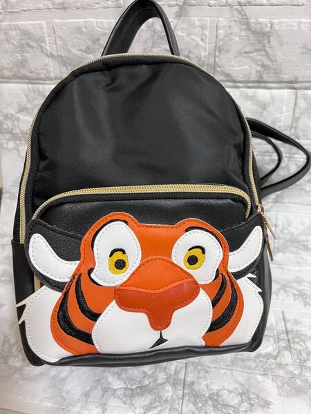 【新品未使用ダグ付き】ディズニーストア アラジン ラジャー リュック【レア】