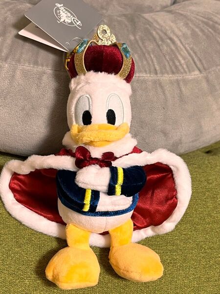 ドナルド ぬいぐるみキーホルダー・キーチェーン DONALD THE KING BIRTHDAY ディズニー