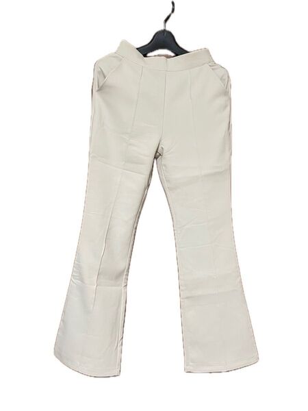 ベージュフレアパンツ センタープレス オフィス