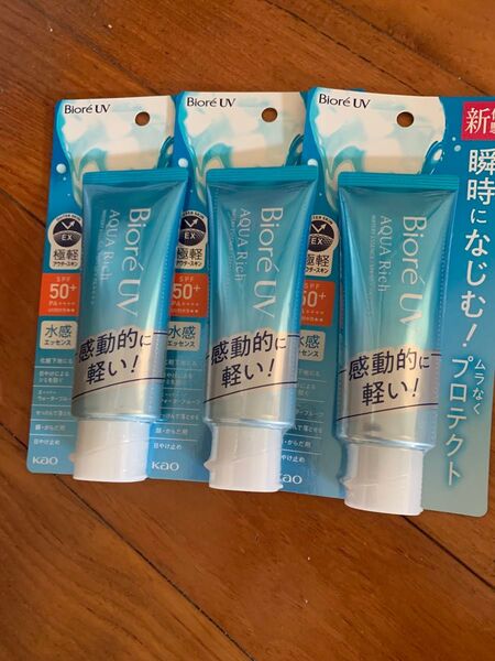 ビオレuvアクアリッチウォーターリーエッセンス70g3本