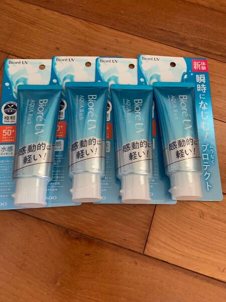 ビオレuvアクアリッチウォーターリーエッセンス70g4本