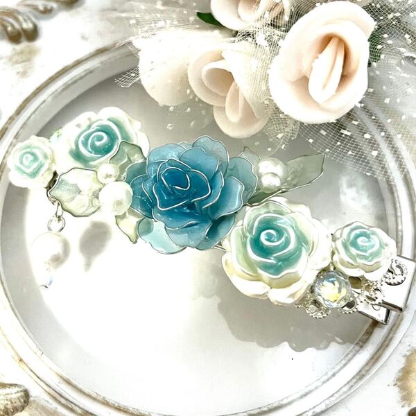 青薔薇のヘアクリップ ディップフラワー ハンドメイド
