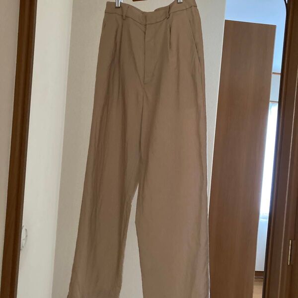 ユニクロ ベージュ タックパンツ
