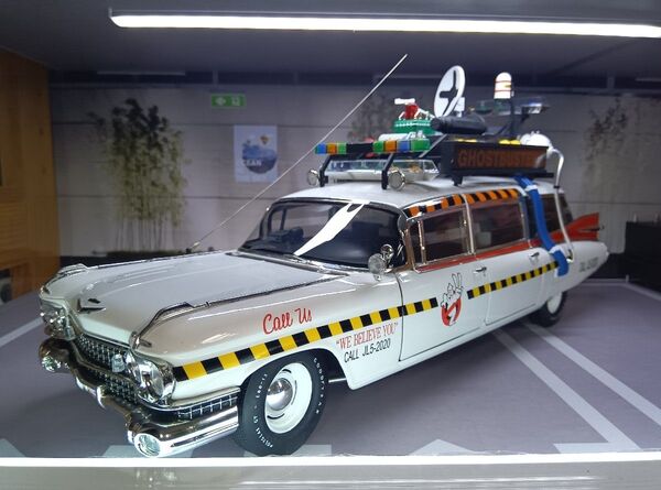 Hot Wheels 1/18 Ecto-1A