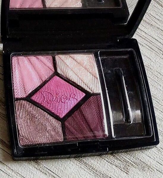 ほぼ新品 Dior サンククルール 887スリル