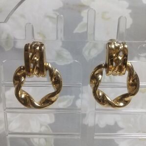 お値下しました!! GIVENCHY ゴールドイヤリング ツイストデザイン クリップ式