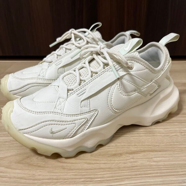 美品!NIKE WMNS TC7900 PRM スニーカー24cm
