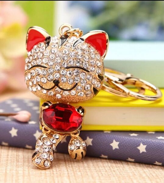 キーホルダー 猫 招き猫風 チャーム 赤 アクセサリー 幸運 お守り キラキラ プレゼント