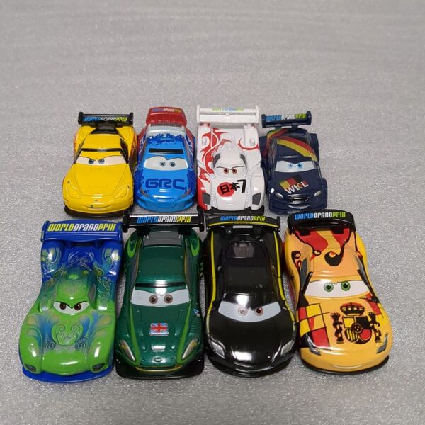 美品あり!カーズトミカ カーズ2ワールドグランプリレーサー8台セット