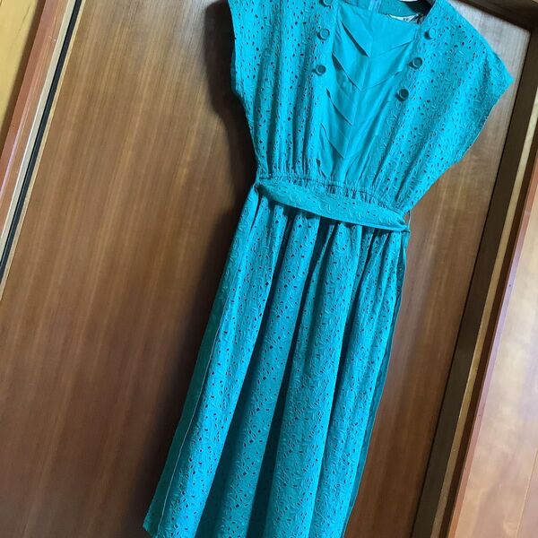 総レース カットワーク刺繍 フレンチ袖 エメラルドグリーンのワンピース