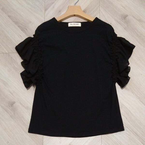 Ray BEAMS フリルスリーブTシャツ ブラック