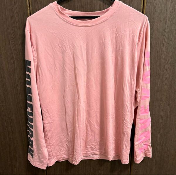 ピンク 長袖 Tシャツ プリント入り Mサイズ 肩幅44 身幅48 着丈60 袖丈54