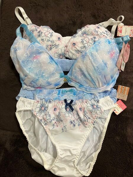未使用品 タグ付き ブラ ショーツセット tutuanna チュチュアンナ 2セット ホワイト サックス