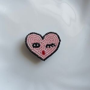 winkハートフェイスブローチ ビーズ刺繍
