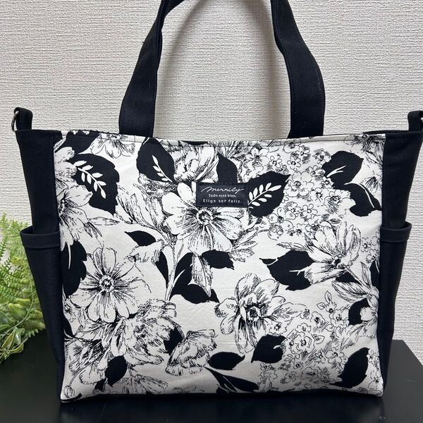 A4●モノトーン●フラワー●サイドポケット●ハンドメイド●トートバッグ