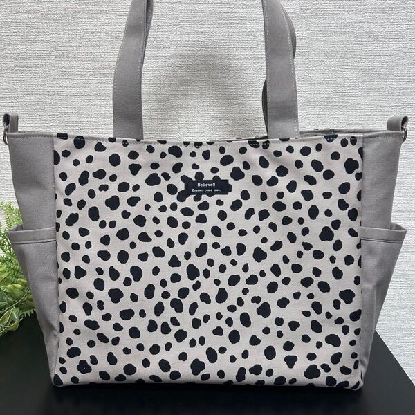 A4●グレージュ●帆布●ダルメシアン●サイドポケット●ハンドメイド●トートバッグ