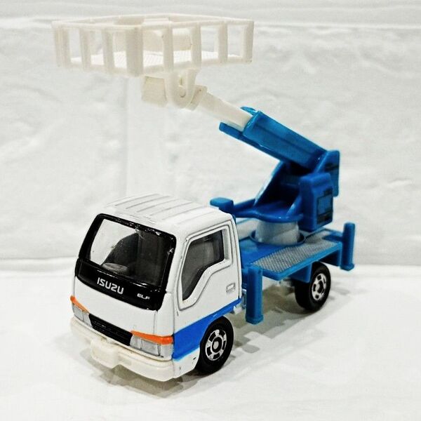 【絶版】トミカ NO.83 いすゞ エルフ 高所作業車 2001年 1/68 ISUZU