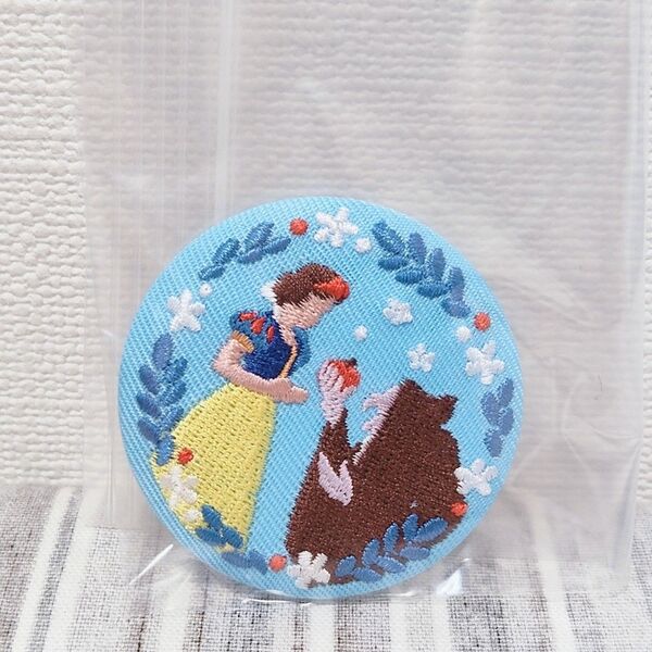 【新品未使用】ディズニー 刺繍缶バッチ 白雪姫