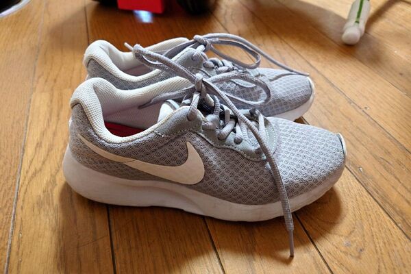 NIKE ランニングシューズ グレー レディース