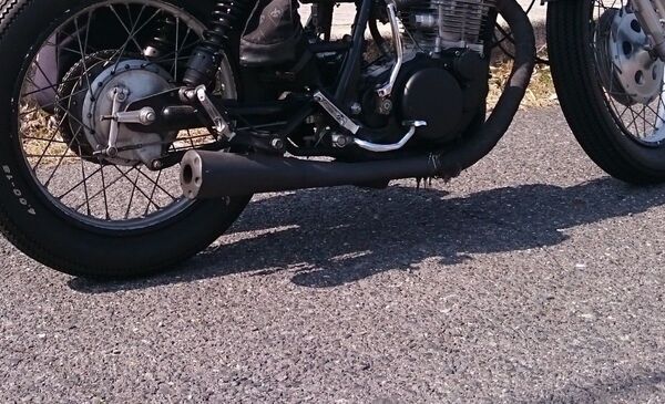 SR400 マフラー ペイトンプレイス