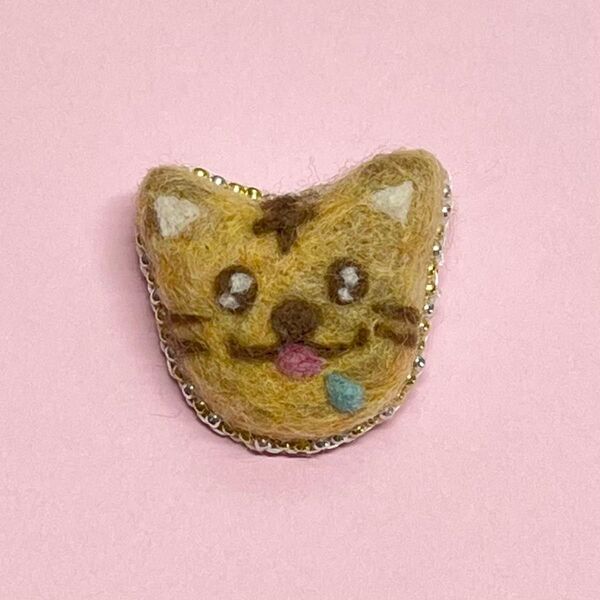 羊毛フェルト ハンドメイド アクセサリー ブローチ 猫 トラ アニマル ビーズ 刺繍