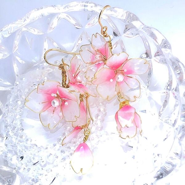 ゆらゆら揺らめく白桜の桃色ピアスNo.264 ハンドメイド