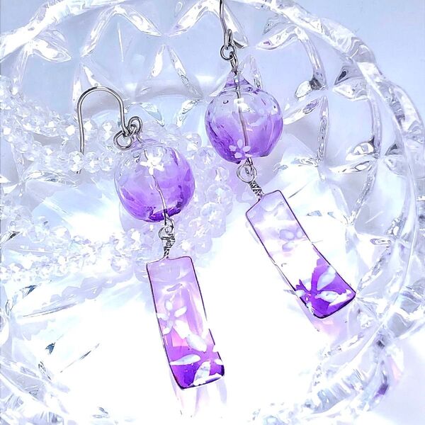 白花と紫の風鈴ピアスNo.281 ハンドメイド