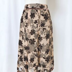 【CLASS ELSA】フラワーフロッキースカート 上品 シルク混 フレア シアー素材 ベージュ ブラウン 42
