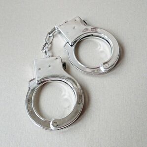 手錠(シルバー)*1/警察 警官 ポリス コスプレ コスチューム 手錠 アクセサリー 拘束 ヒロピン 小道具 刑事 ハンドカフ