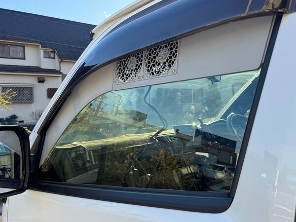 ハイエース200車内換気ファンフロントパネル 車中泊結露防止 二酸化炭素対策 穴なし ライトグレー